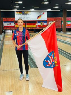 Anna-Carina hält die hessische Fahne hoch! Einzug mit Landesflagge